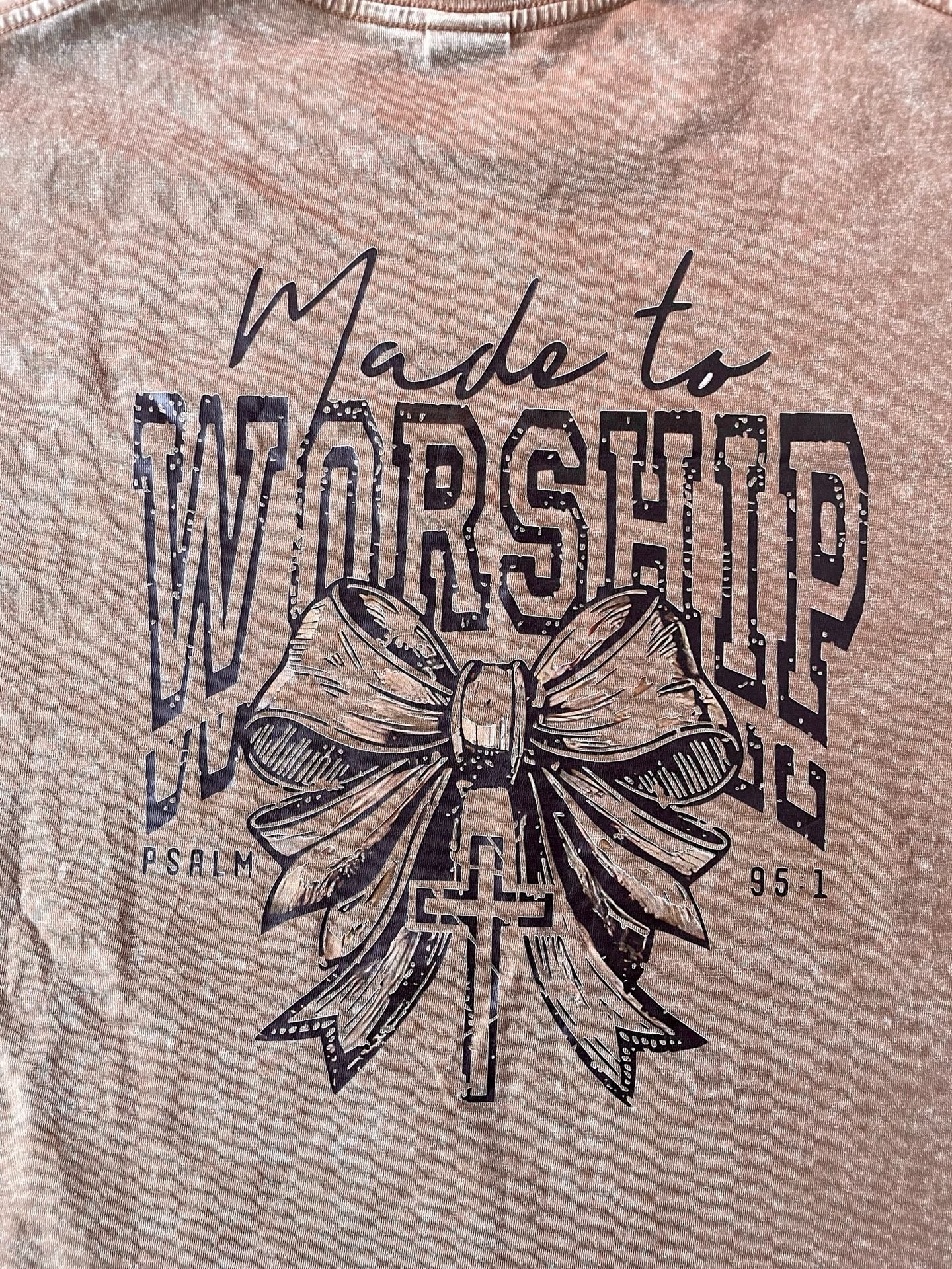 Made To Worship Psalm 95:1 Bow And Cross Graphic Washed T-Shirt